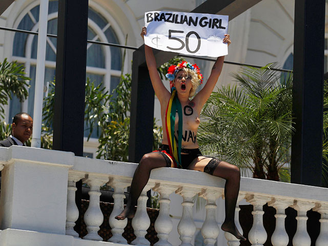 Участницы акции держали плакаты "Бразильских женщин можно купить здесь!" и "Бразильские девушки - 50 долларов"