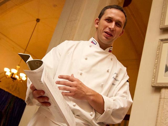Знаменитый французский повар Тьерри Драпо, проведя мастер-класс в Екатеринбурге, потерял свою записную книжку с кулинарными рецептами, которую вел более двадцати лет