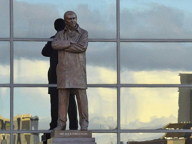 В Манчестере, у стадиона "Олд Траффорд", была открыта бронзовая статуя главного тренера "Манчестер Юнайтед" сэра Алекса Фергюсона