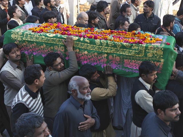 В результате взрыва бомбы в городе Дера Исмаил Хан на северо-востоке Пакистана сегодня погибли семь человек