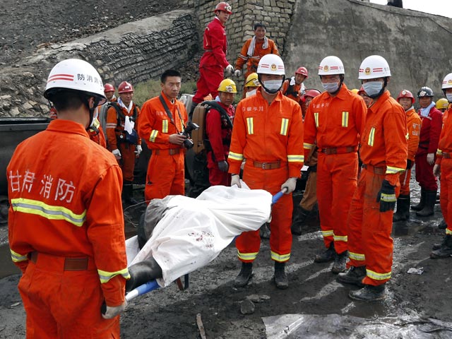 Восемнадцать горняков погибли, пять остаются заблокированными под землей в субботу в результате обвала породы в шахте на юге Китая, передает Xinhua со ссылкой на местные власти