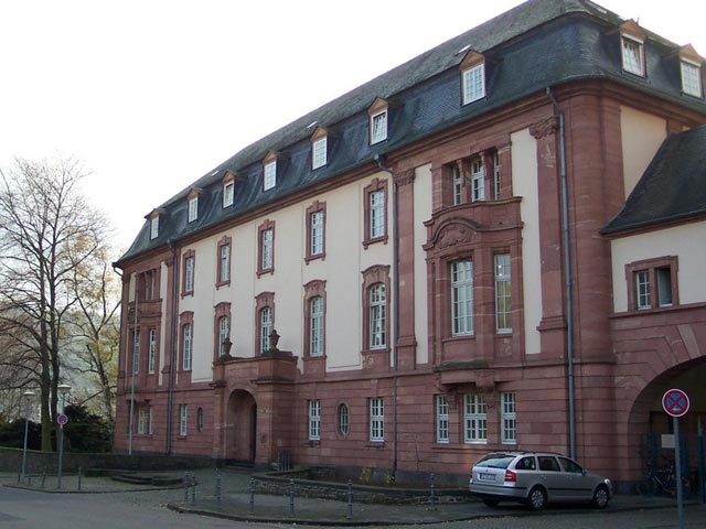 В Германии суд оправдал учителя, который полгода насиловал в школе девочку