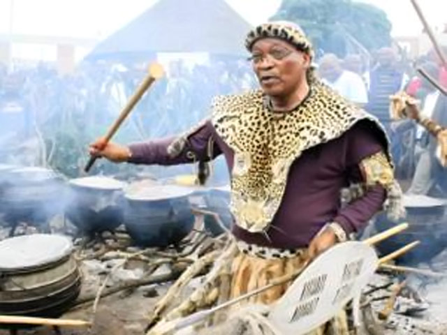 Родственники президента ЮАР Джейкоба Зумы забили 12 коров и провели традиционный зулусский ритуал, чтобы помочь главе государства сохранить пост лидера правящего Африканского национального конгресса