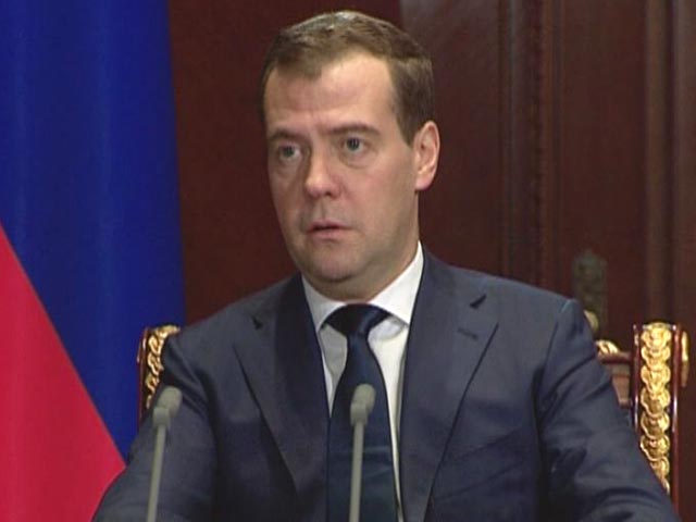 Дмитрий Медведев предложил пожизненно наказывать спортивных хулиганов