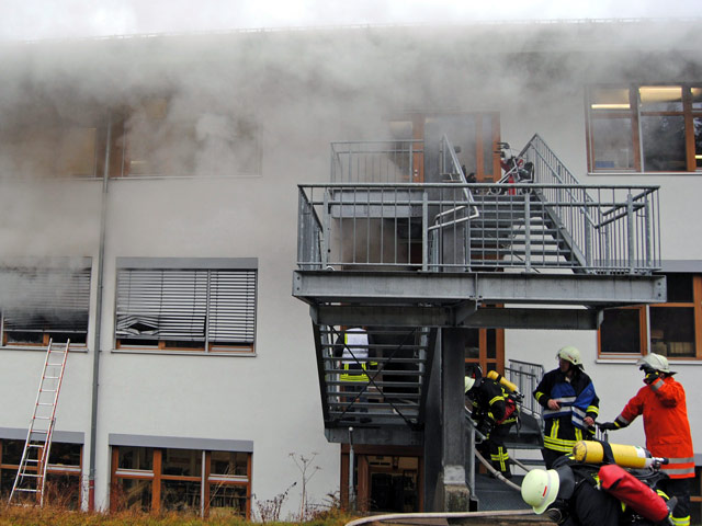 Не менее 14 человек погибли, еще семеро пострадали сегодня в результате пожара в мастерской для инвалидов благотворительной организации "Каритас" в Германии