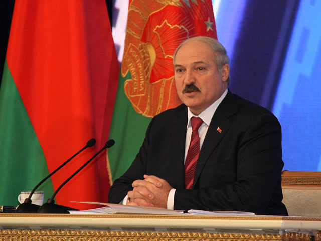 Президент Белоруссии Александр Лукашенко подтвердил, что Владимир Путин, который в последнее время воздерживается от полетов за границу на встречи с зарубежными коллегами - бережет травмированную спину