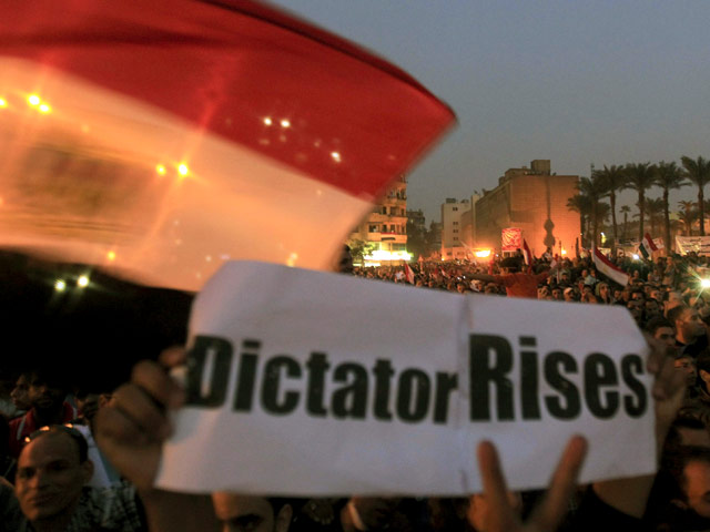 Сторонники либеральных реформ сравнили египетский режим с абсолютной монархией, а самого Мурси назвали новым фараоном. Новые поправки вызвали волну акций протеста и беспорядков в Каире, в них уже два человека погибли и сотни пострадали