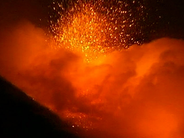 Вулкану Плоский Толбачик, извергающемуся на Камчатке, присвоен высший "красный" цветовой код, предупреждающий об опасности для авиации