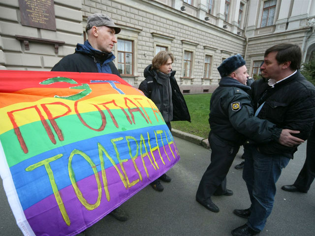  В честь Международного дня толерантности ЛГБТ-активисты провели серию одиночных пикетов у здания Мариинского дворца, 16 ноября 2012 года