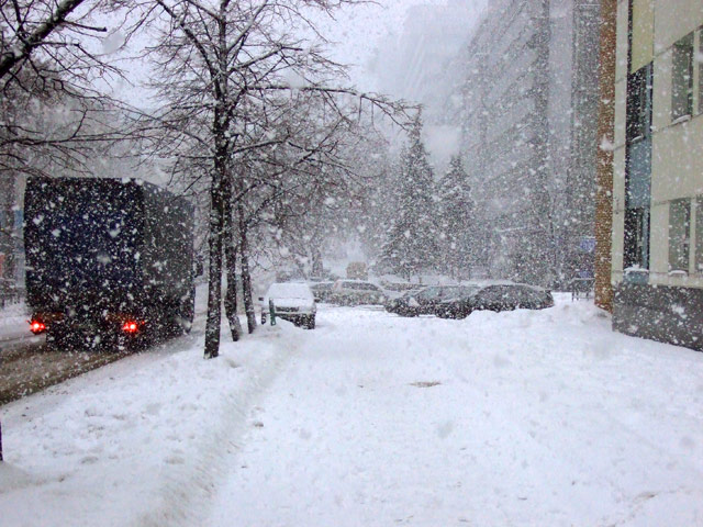 Начавшаяся еще в среду метель за неполные сутки высыпала на столицу уже треть месячной нормы снега