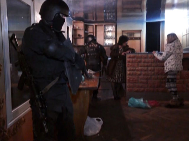 В Приморском крае полиция обезвредила преступную группу, которая промышляла хищением автотранспорта. Главарь банды был застигнут врасплох в собственном доме во время празднования дня рождения