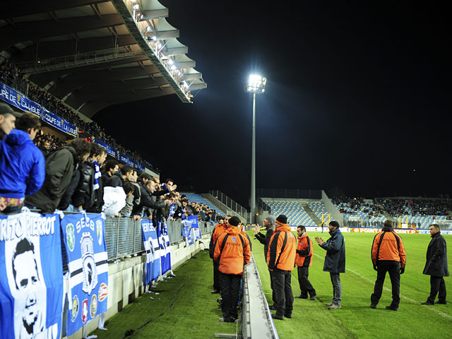 Матч Кубка французской лиги по футболу между "Бастией" и "Лиллем", проходящий на Корсике, был остановлен на пять минут по ходу первого тайма из-за брошенной с трибун стадиона петарды, которая попала в линейного судью
