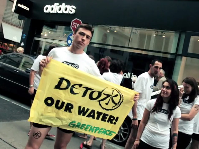 В рамках кампании "Detox - избавимся от ядов" она протестировала 141 образец одежды различных фирм, закупленные в 29 странах. И почти на всех, включая одежду от таких производителей, как Armani, Tommy Hilfiger, Benneton, Levi's и GAP, нашлись токсичные хи