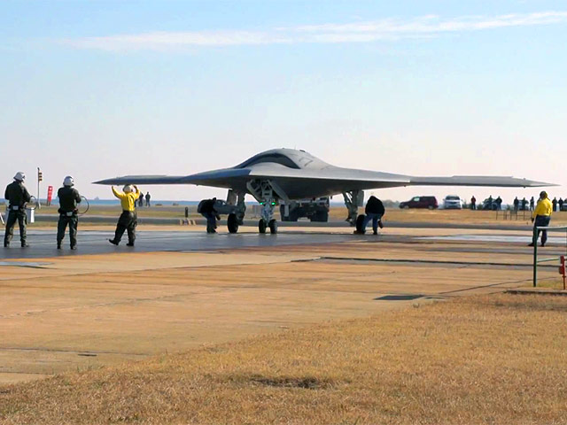 Военные США похвалились своими успехами в области разработки новой боевой техники: в Норфолке начинаются испытания на авианосце бесшумного беспилотного истребителя X-47B