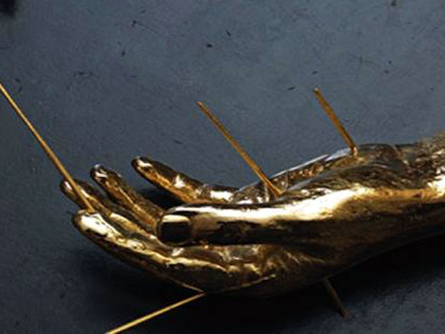 Золотая скульптура, выполненная лауреатом премии Тернера, британским художником Дугласом Гордоном и застрахованная на полмиллиона фунтов стерлингов, была похищена из хранилища крупного аукционного дома Christie's
