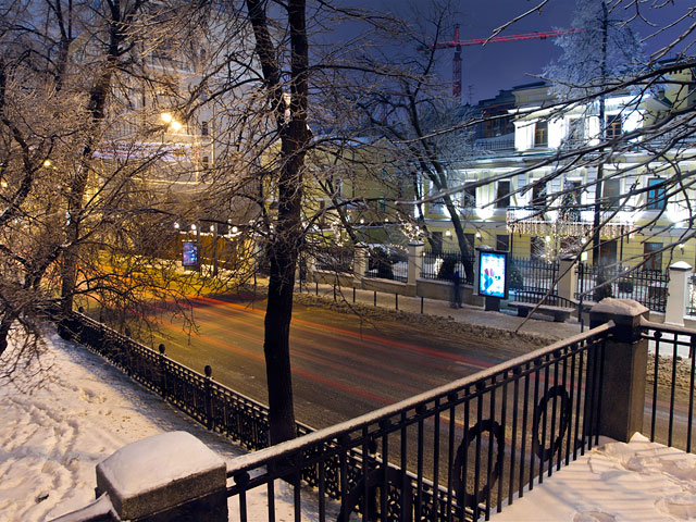 Москва вечером в пятницу оказалась во власти "ледяного дождя". Коркой льда покрылись провода, деревья, тротуары