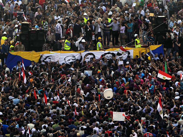 Десятки тысяч противников президента Египта Мухаммеда Мурси собрались в пятницу вечером на площади Тахрир в центре Каира