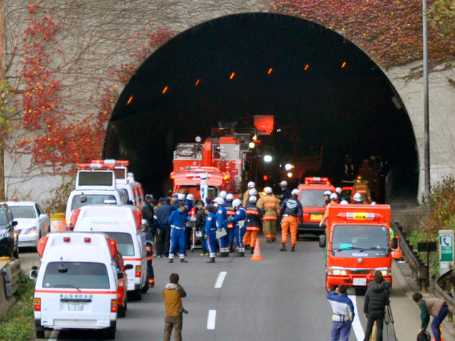В Японии обрушился автомобильный тоннель, расположенный на скоростной трассе Тюо к западу от Токио