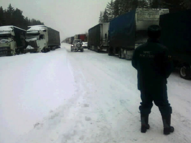Дорожные службы полностью восстановили движение автотранспорта по трассе М10 в Тверской области