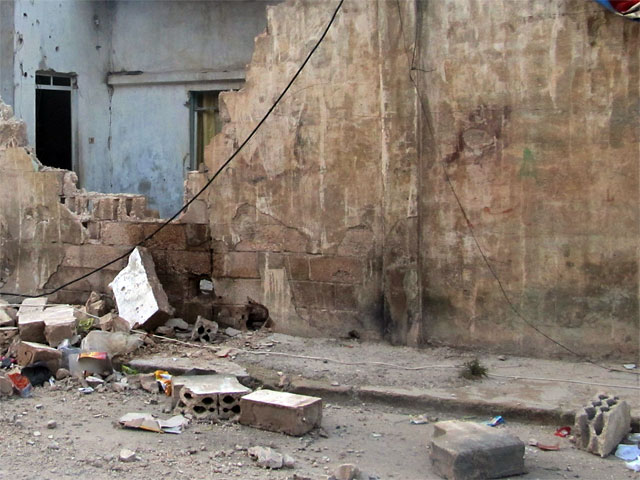 По меньшей мере, 15 человек погибли в воскресенье в результате взрыва заминированного автомобиля в крупном сирийском городе Хомс