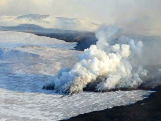 На вулкане Плоский Толбачик, "проснувшемся" на Камчатке 27 ноября, отмечено снижение сейсмической активности, но его извержение продолжается