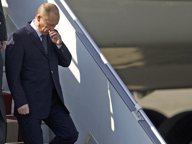 В понедельник Владимир Путин совершит первую за почти два месяца служебную командировку и таким образом на практике докажет, что состояние здоровья не мешает ему исполнять свои обязанности