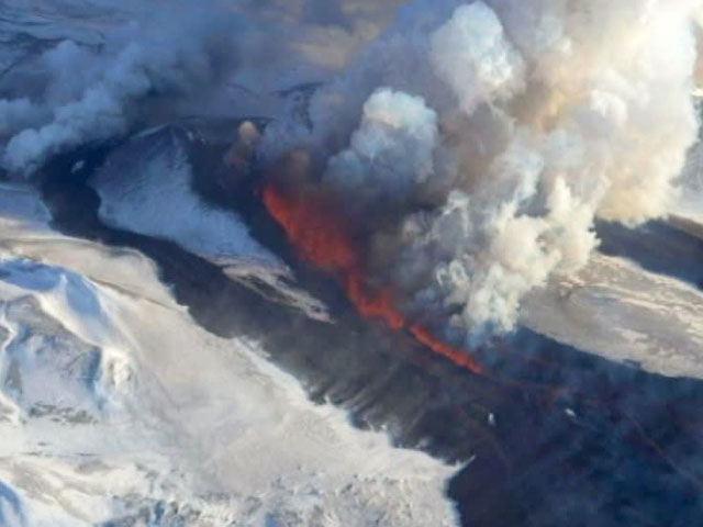 Поток лавы, изливающийся из вулкана Плоский Толбачик на Камчатке, ушел в лес, который теперь горит