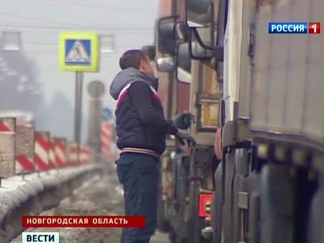 На трасе М10 "Россия", где утром 3 декабря было восстановлено движение после державшейся трое суток пробки, снова возникли затруднения