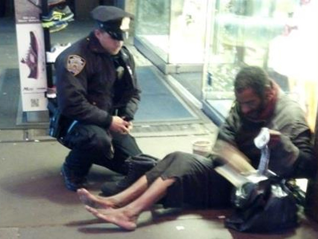 Репортеры, отыскавшие 54-летнего Джеффри Хиллмана для интервью на Бродвее, заметили, что на бездомном по-прежнему нет ботинок, хотя не прошло и месяца с тех пор, как полицейский Лоуренс Депримо купил ему обувь