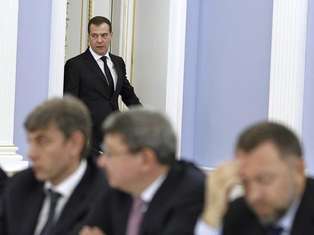 Премьер-министр Дмитрий Медведев отчитал членов правительства, которые опоздали на совещание в его подмосковной резиденции Горки на полчаса