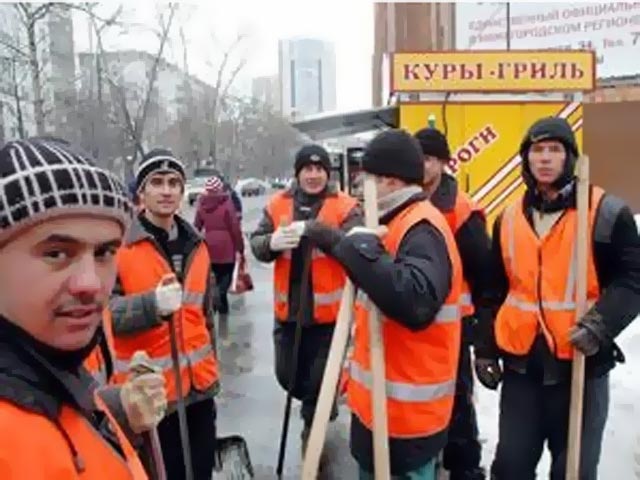 26 дворников из Таджикистана на востоке Москвы выдвинули условия прежде, чем убирать снег, который за ночь засыпал столицу. Работники уверяют, что начальство, которое не заключило с ними договоры, не платит им уже полгода