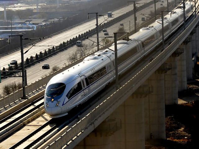 Едва введенная в эксплуатацию уникальная система высокоскоростных поездов в Китае столкнулась с неожиданной напастью в лице заядлых курильщиков, которые в буквальном смысле тормозят составы