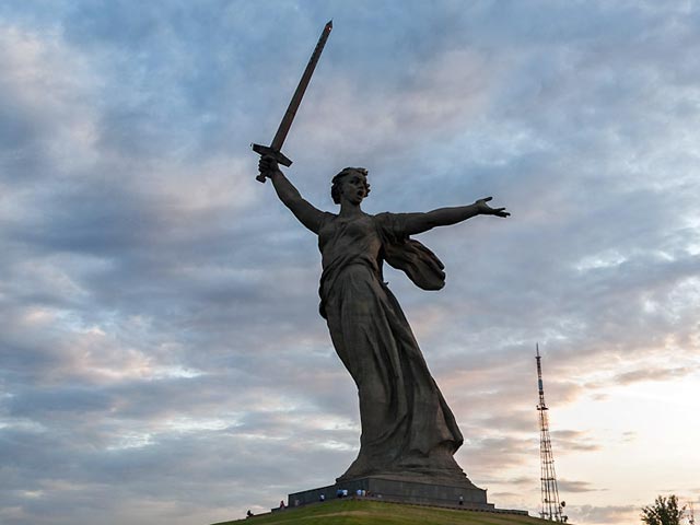 Волгоградские чиновники, которым в головы пришла мысль сменить символ города - "Родину-мать" на современный торговый и туристический бренд, поплатились за излишнюю инициативность