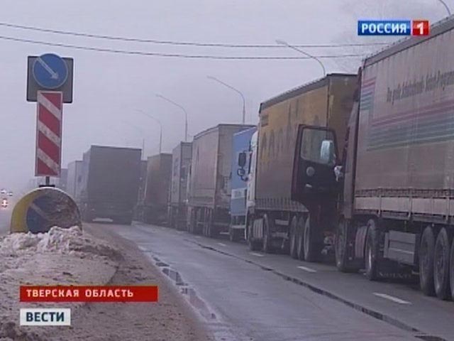 Автомобили во время недавнего транспортного коллапса из-за снегопада на трассе М-10 "Россия" стояли в пробке на протяжении 120 километров в обе стороны