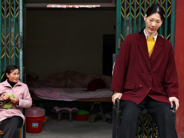 Китаянка Яо Дефен, известная как самая высокая женщина в мире, умерла на 41 году жизни в своем доме в северной китайской провинции Анхой