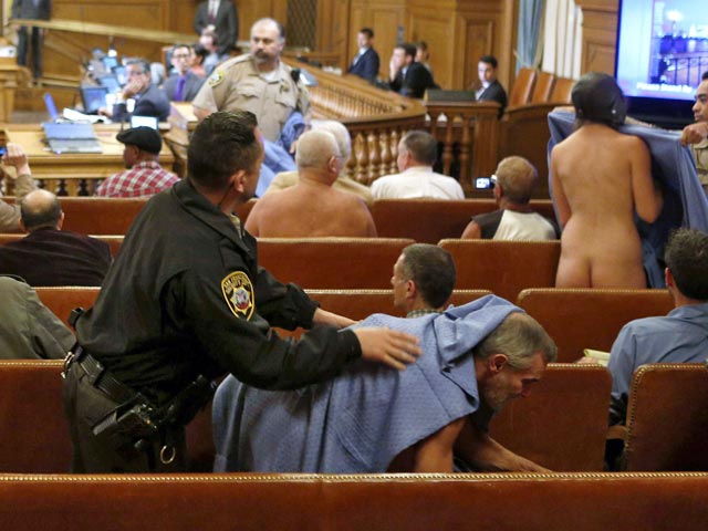 Американские нудисты устроили провокационную акцию во время обсуждения в Сан-Франциско запрета появляться в общественных местах голым