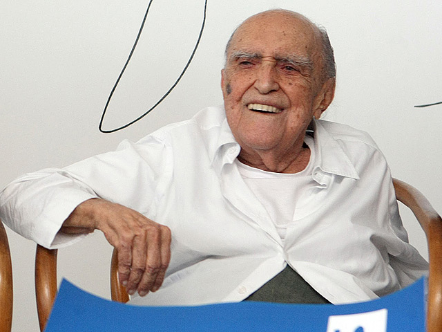 Классик мировой архитектуры Оскар Нимейер скончался в среду в клинике "Самаритано" в Рио-де-Жанейро не дожил всего несколько дней до своего 105-летия 15 декабря