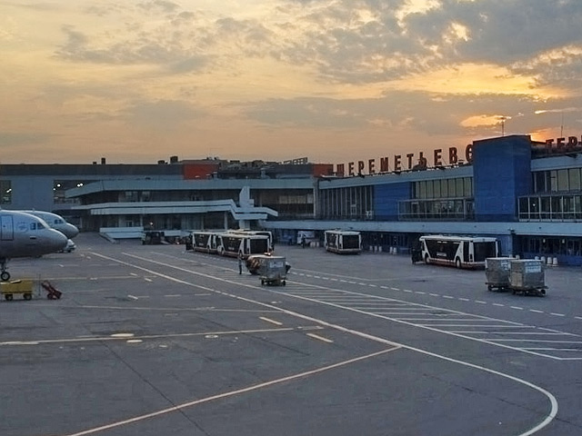 Пассажирский Boeing, направлявшийся из Санкт-Петербурга в Сочи, совершил вынужденную посадку в Москве из-за проблем с топливной системой