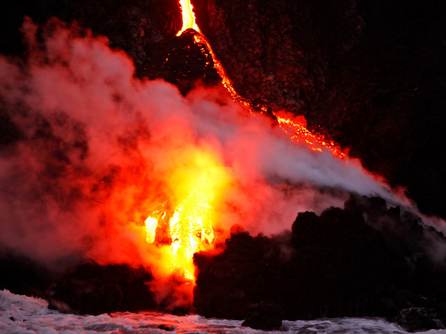 Спасатели будут обеспечивать безопасность туристов в районе извергающегося вулкана Плоский Толбачик в предстоящие выходные