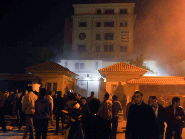 Противники президента Египта Мухаммеда Мурси сожгли штаб-квартиру "Братьев-мусульман", расположенную в каирском районе Мукаттам
