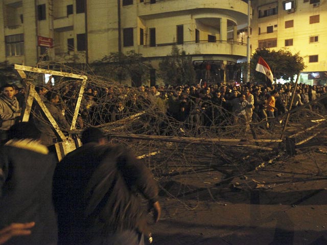 Протестующие в Египте прорвали военные ограждения, отделяющие их от президентского дворца, передает Reuters