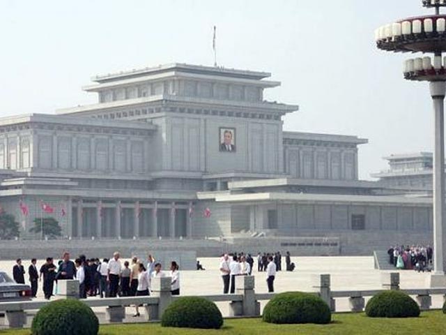 Власти КНДР поместили яхту Ким Чен Ира в Кымсусанский мемориальный дворец (мавзолей Ким Ир Сена) в Пхеньяне