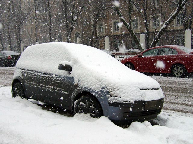 Дорожная ситуация в Москве ухудшилась в субботу утром из-за сильного снегопада. Сервис "Яндекс.Пробки" оценивает обстановку на 5 баллов из 10