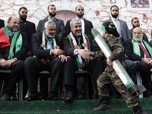 Около ста тысяч палестинцев собрались в субботу под зелеными знаменами в столице сектора Газа отпраздновать 25-летие правящего в анклаве исламистского движения "Хамас", чьи лидеры в очередной раз отказались признавать Израиль