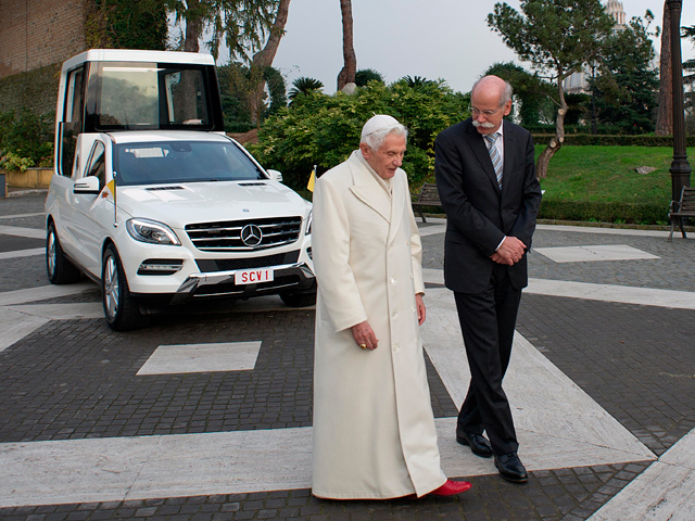 Автоконцерн Daimler передал папе римскому Бенедикту XVI новый служебный автомобиль, собранный на базе Mercedes M-Class