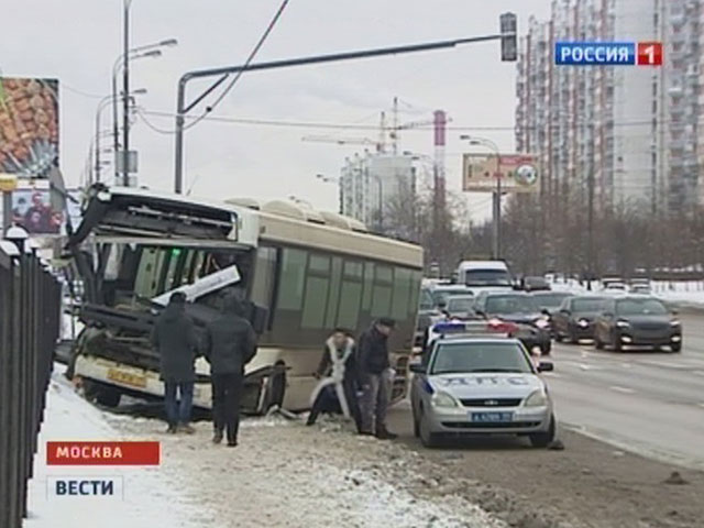 На северо-западе Москвы автобус налетел на фонарь и сбил пешеходов