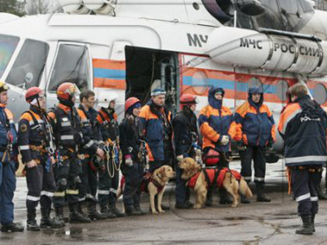 МЧС РФ увеличивает группировку сил и средств, задействованных в поиске частного вертолета Robinson, пропавшего в Тверской области