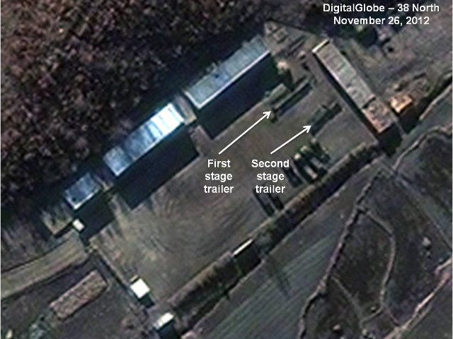 Установленная на стартовой площадке трехступенчатая северокорейская ракета пока еще покрыта чехлом, и признаков заправки ее топливом не отмечено