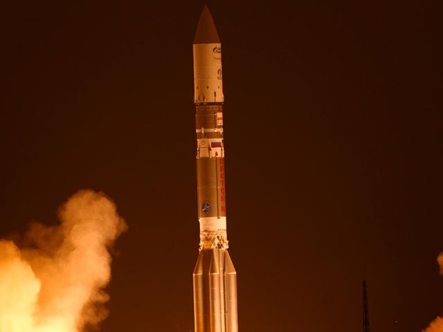 С космодрома Байконур стартовала ракета-носитель "Протон-М" с космическим аппаратом "Ямал-402", 8 декабря 2012 года