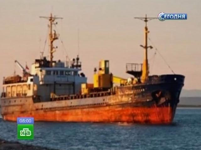 Родственники моряков, которые пропали в Охотском море вместе с теплоходом "Амурская", заявляют о найденных трех жилетах и фрагменте плота с судна